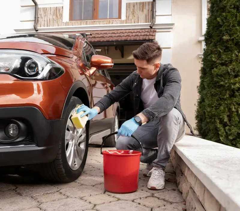 Lavage auto à domicile Émiéville : professionnel intervenant sur un véhicule